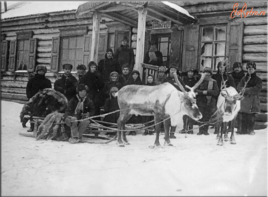 Иркутская область - Бодайбо. А. Н. Косыгин (стоит на крыльце) среди кооператоров Сибири и местных жителей.