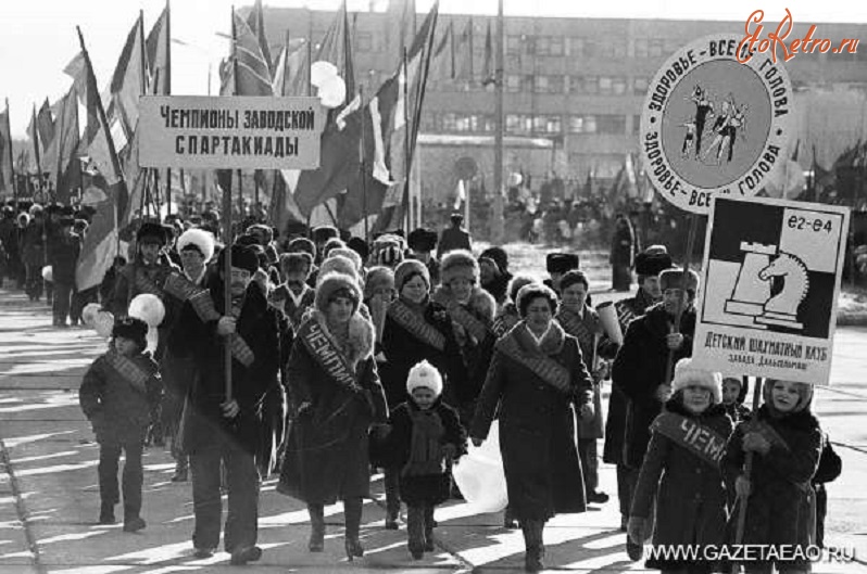 Биробиджан - На демонстрации - колонна чемпионов спартакиады завода «Дальсельмаш». 1983 год.
