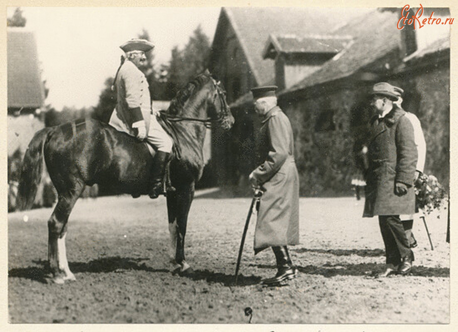 Калининградская область - Gudwallen, Gestuet, Sattelmeister Schattauer im Gespraech mit Generalfeldmarschall von Mackensen