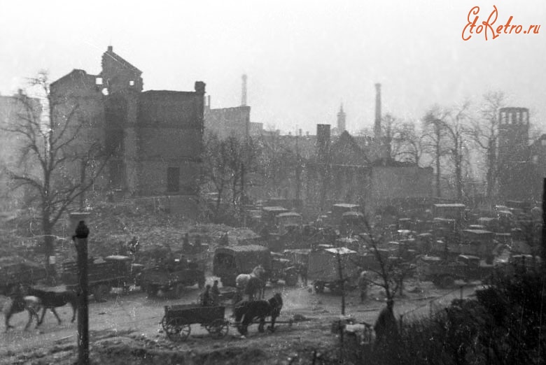 Калининград - На улицах Кенигсберга после взятия его советскими войсками 10 апреля 1945 года