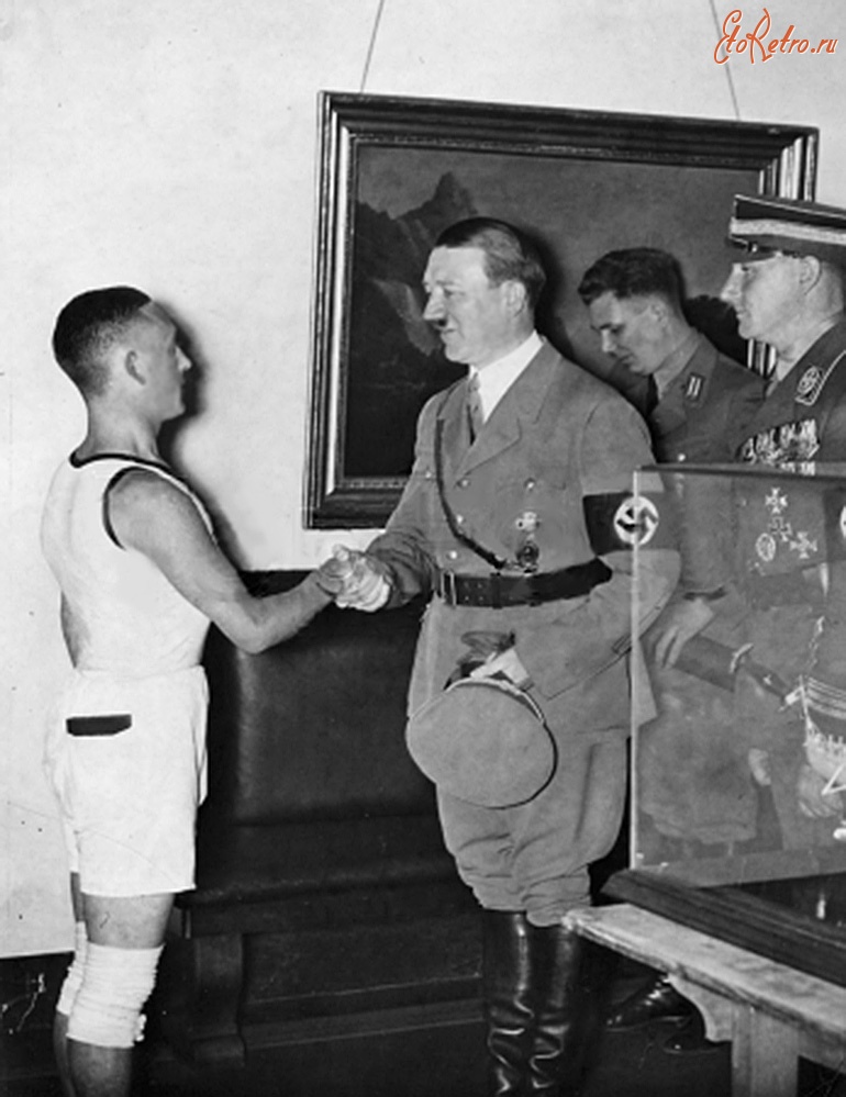 Калининград - Кёнигсбергский спортсмен поздравляет Гитлера с 46 летием.