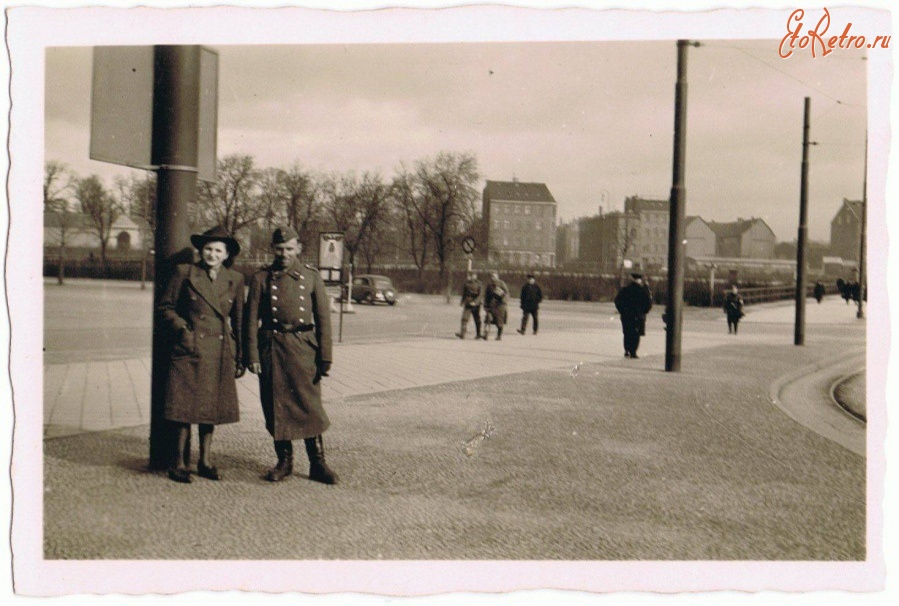 Калининград - Кёнигсберг. Пара фотографируется на площади перед Южным вокзалом.