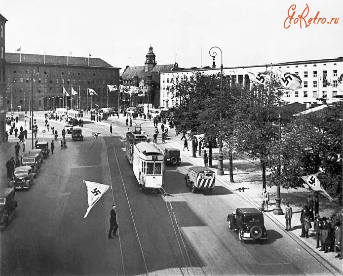 Калининград - Кёнигсберг. Вид на Адольф-Гитлер-штрассе (до 1933 года - Hansaring) между Штадтхаусом и главным входом Немецкой восточной выставки