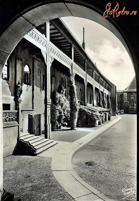 Калининград - Кёнигсберг. Вид из портала Замковой кирхи на внутренний двор и северное крыло Королевского Замка