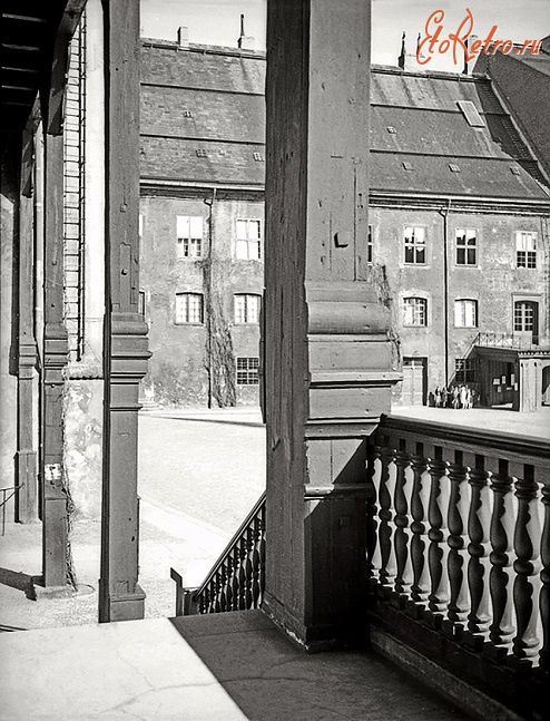 Калининград - Кёнигсберг. Вид с двойной лестницы северного крыла Королевского замка во двор.