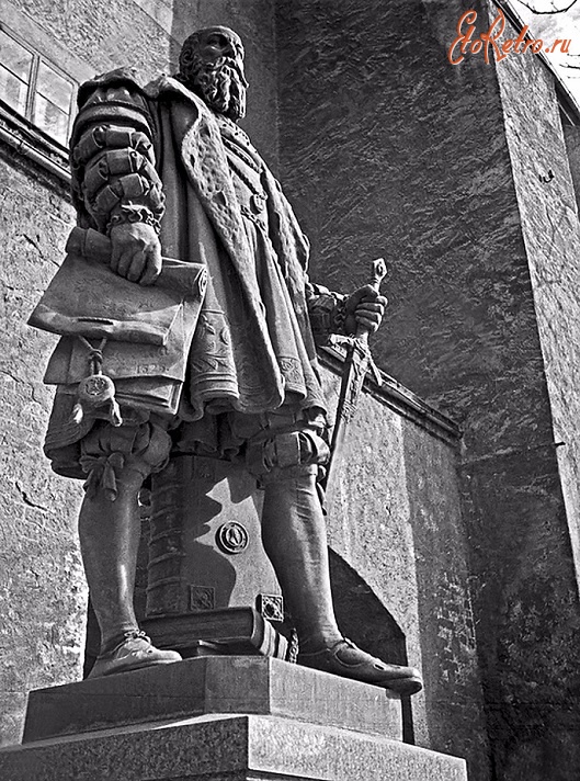 Калининград - Кёнигсберг. Памятник Герцогу Альбрехту Гогенцоллерну работы скульптора И.Ф. Ройша на западной стороне Королевского замка.