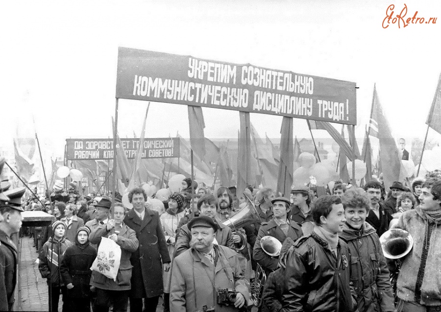 Калининград - Демонстрация на площади Победы в честь празднования 67-й годовщины Великой Октябрьской социалистической революции.