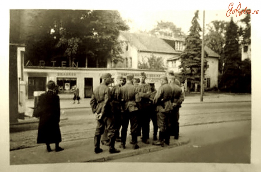 Калининград - Кёнигсберг. Солдаты вермахта возле главного входа в Кёнигсбергский зоопарк.