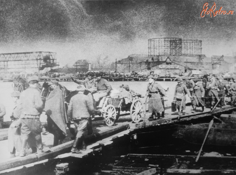 Калининград - Красноармейцы и немецкие военнопленные на переправе в Кенигсберге
