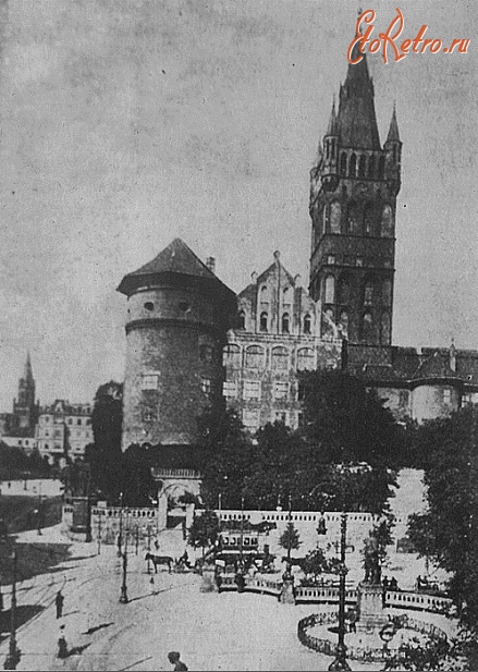 Калининград - Замок. Башня Данцкер и Замковая башня с часами.