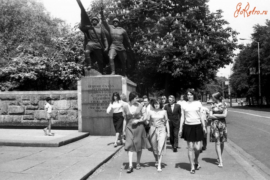 Калининград - Калининград. Композиция «Победа», является частью мемориала 1200 гвардейцам.  Скульптор — Юозас Микенас.