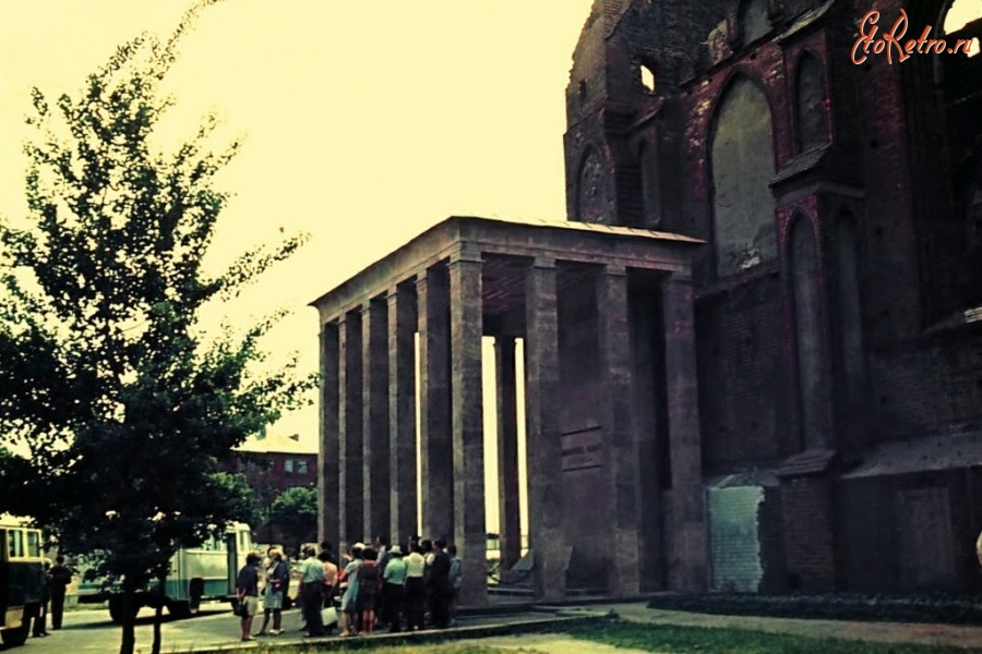 Калининград - Калининград. Экскурсии у могилы Иммануила Канта на северной стороне Кафедрального собора.