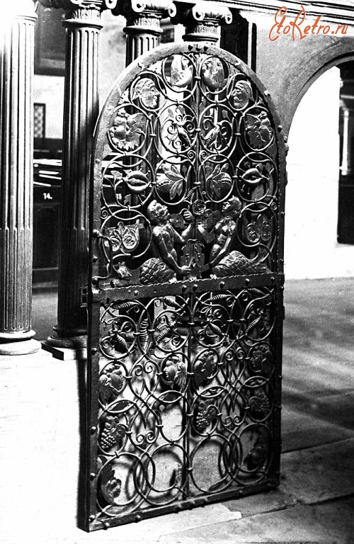 Калининград - Кёнигсберг. Дверь в крестильню Кафедрального собора до реставрации.