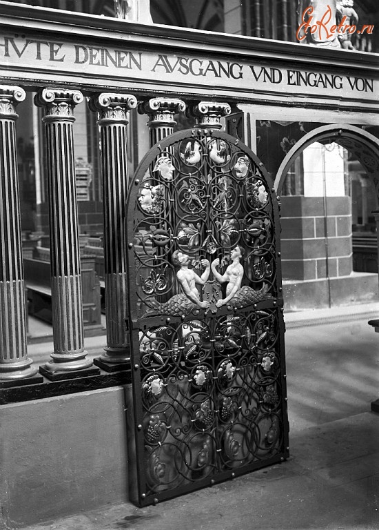 Калининград - Кёнигсберг. Дверь в крестильню Кафедрального собора после реставрации.