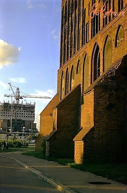 Калининград - Кафедральный собор и строящийся Дом Cоветов.
