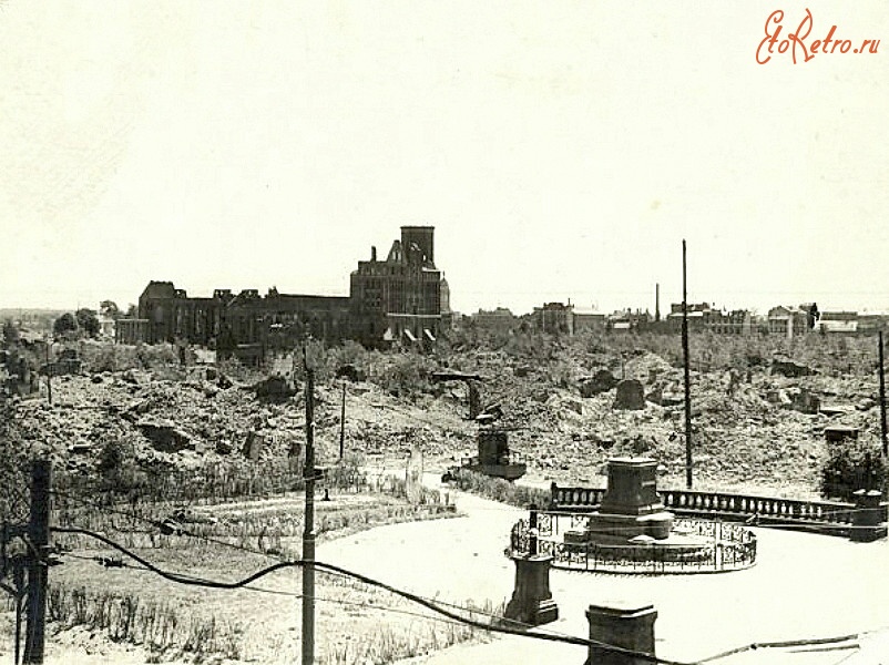 Калининград - Вид с останков Кайзер-Вильгельм-платц на развалины Кафедрального собора на острове Кнайпхоф.