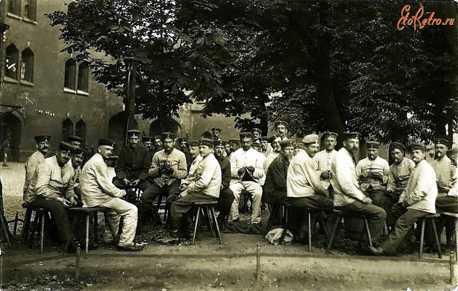 Калининград - Кёнигсберг. Солдаты во дворе казармы Кронпринц.
