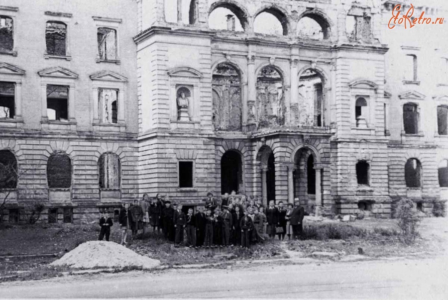 Калининград - Калининград. Фото на память у бывшего здания правительства Восточной Пруссии.