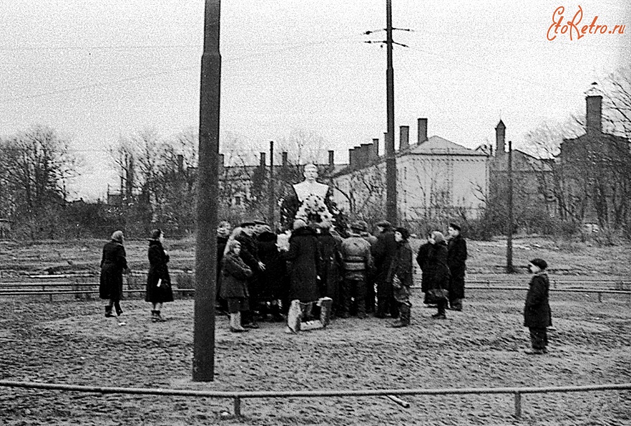 Калининград - Калининград. Люди несут венки к бюсту Сталина, который располагался рядом с к/т Родина, внутри трамвайного кольца.