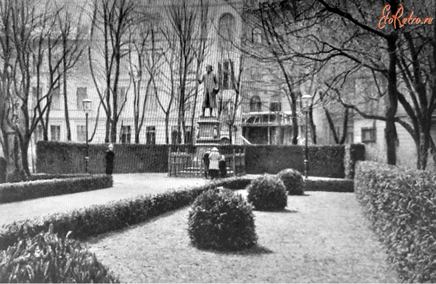 Калининград - Koenigsberg. Paradeplatz. Kant-Denkmal.