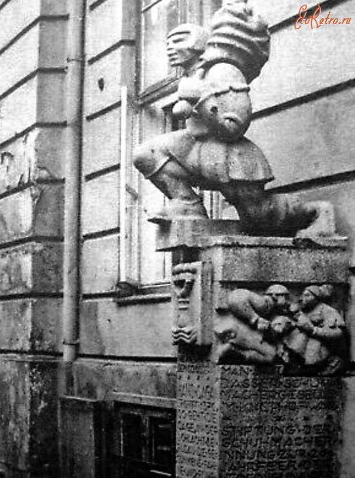 Калининград - Кёнигсберг. Скульптура башмачника Ганса Загана у стены кнайпхофской ратуши.