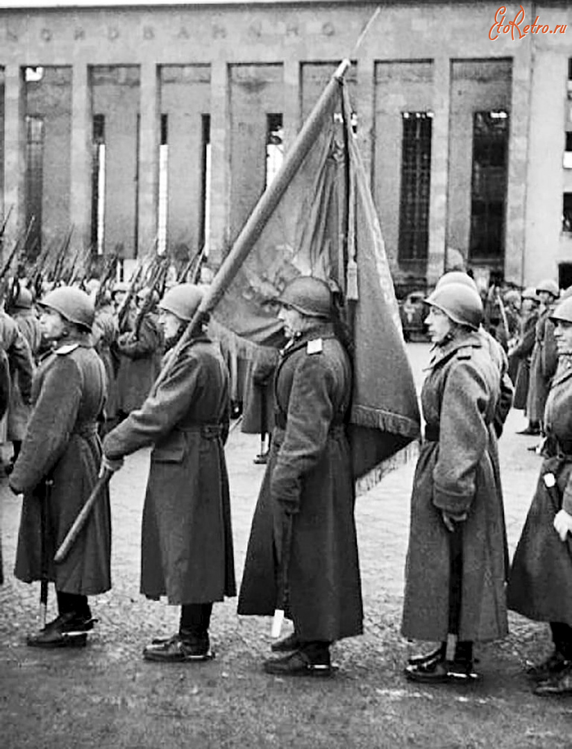 Калининград - Кёнигсберг.  Парад войск Кёнигсбергского особого округа на площади  Трёх Маршалов 7 ноября 1945 г.