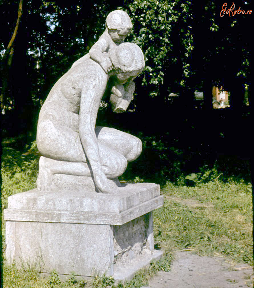 Калининград - Калининград. Скульптура «Мать и дитя» на берегу Верхнего озера.