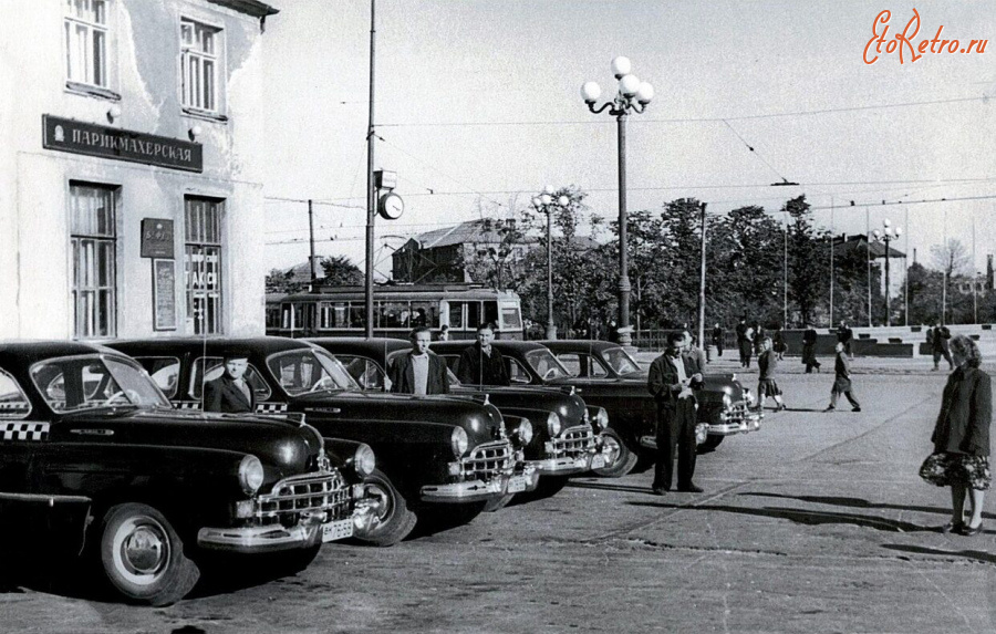 Калининград - Такси на площади Победы.
