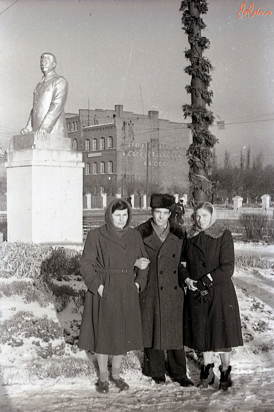 Калининград - Улица Киевская. Памятник И. В. Сталину у Райкома КПСС.