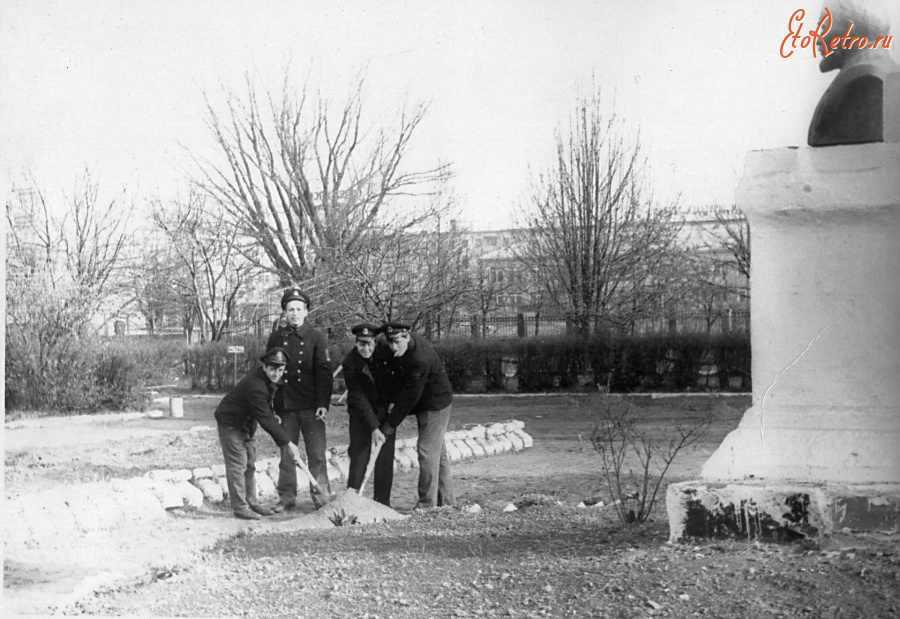 Калининград - Во дворе мореходного училища.