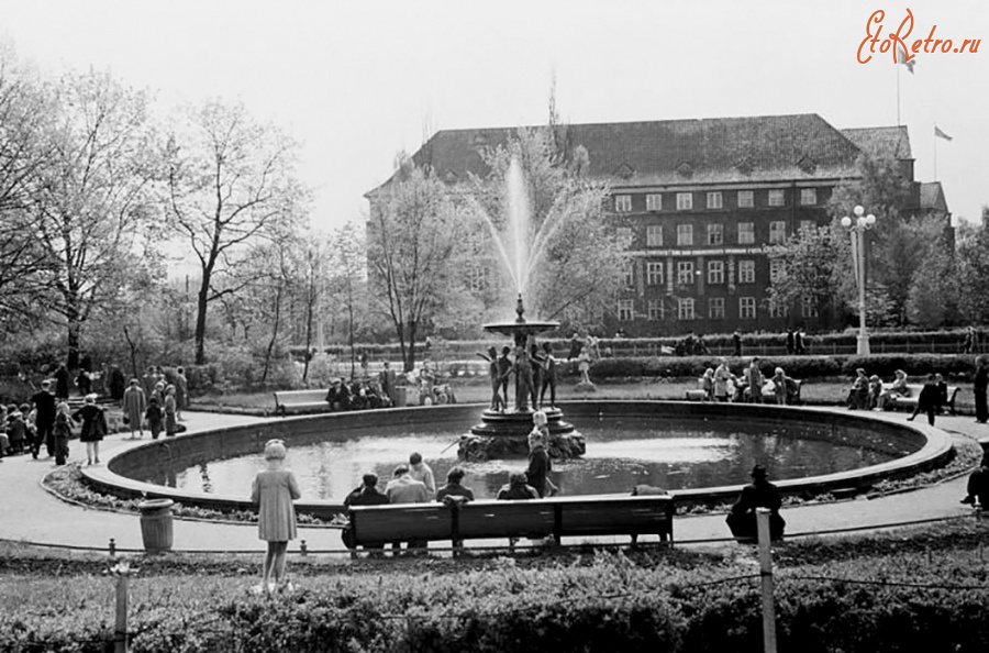 Калининград - Фонтан в сквере у драмтеатра.