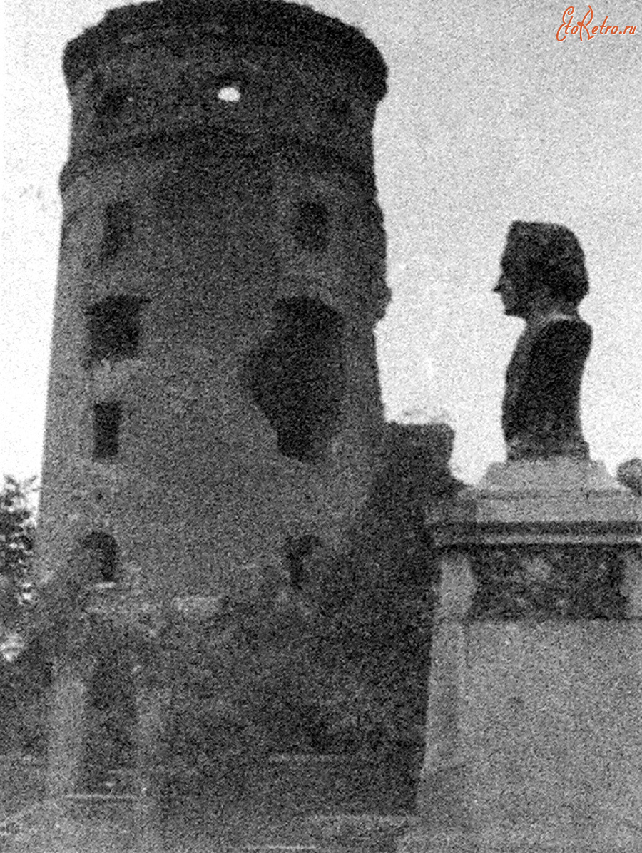 Калининград - Руины Королевского замка. Вид на юго-западный угол. Памятник Суворову.