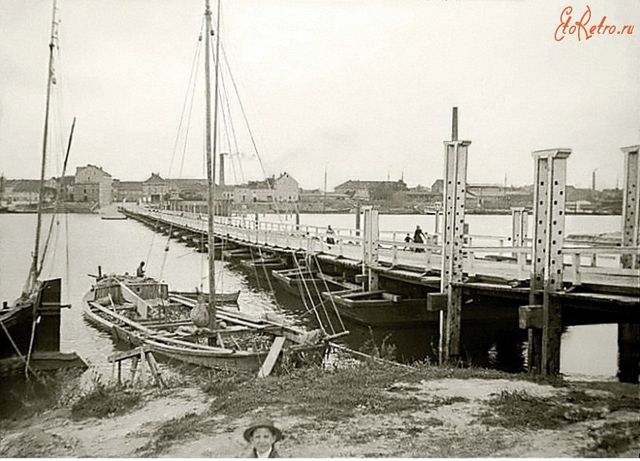 Советск - Тильзит. Понтонный (плавучий) мост через Мемель (ныне Неман) - предшественник моста Королевы Луизы.