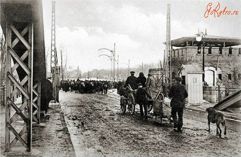 Советск - Тильзит.  беженцев по мосту Королевы Луизы в родные края