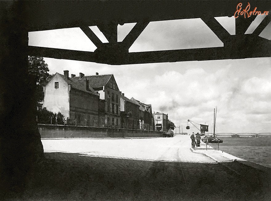 Советск - Тильзит. Вид из-под моста Королевы Луизы на набережную и Мемельштрассе.