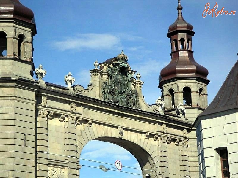Советск - Бронзовый барельеф на южном портале моста с изображением в центре королевы Луизы