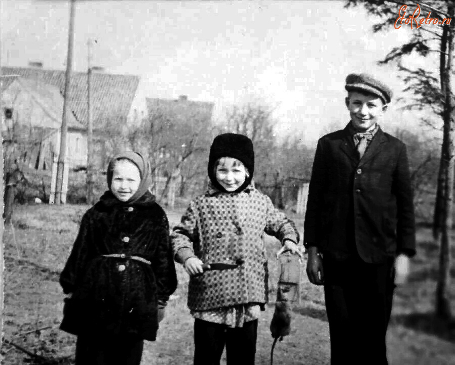 Советск - Ипподромовская улица (осёлок Ипподром). Дети с пойманной крысой.