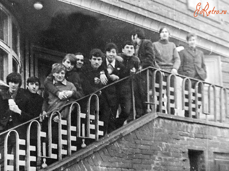 Советск - Студенты 42-й группы на крыльце кинотехникума.