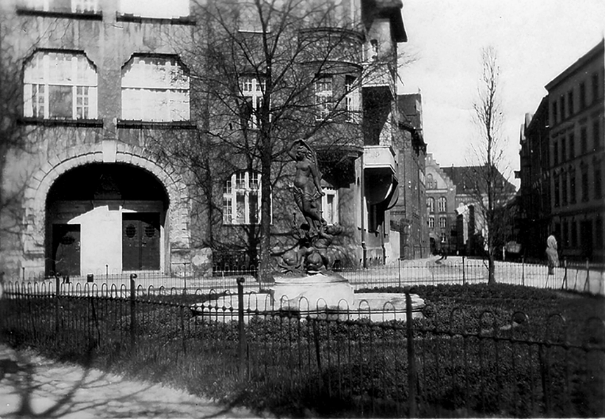 Советск - Tilsit, Thesingplatz, Eckhaus Clausius- und Grabenstrasse, Brunnen 