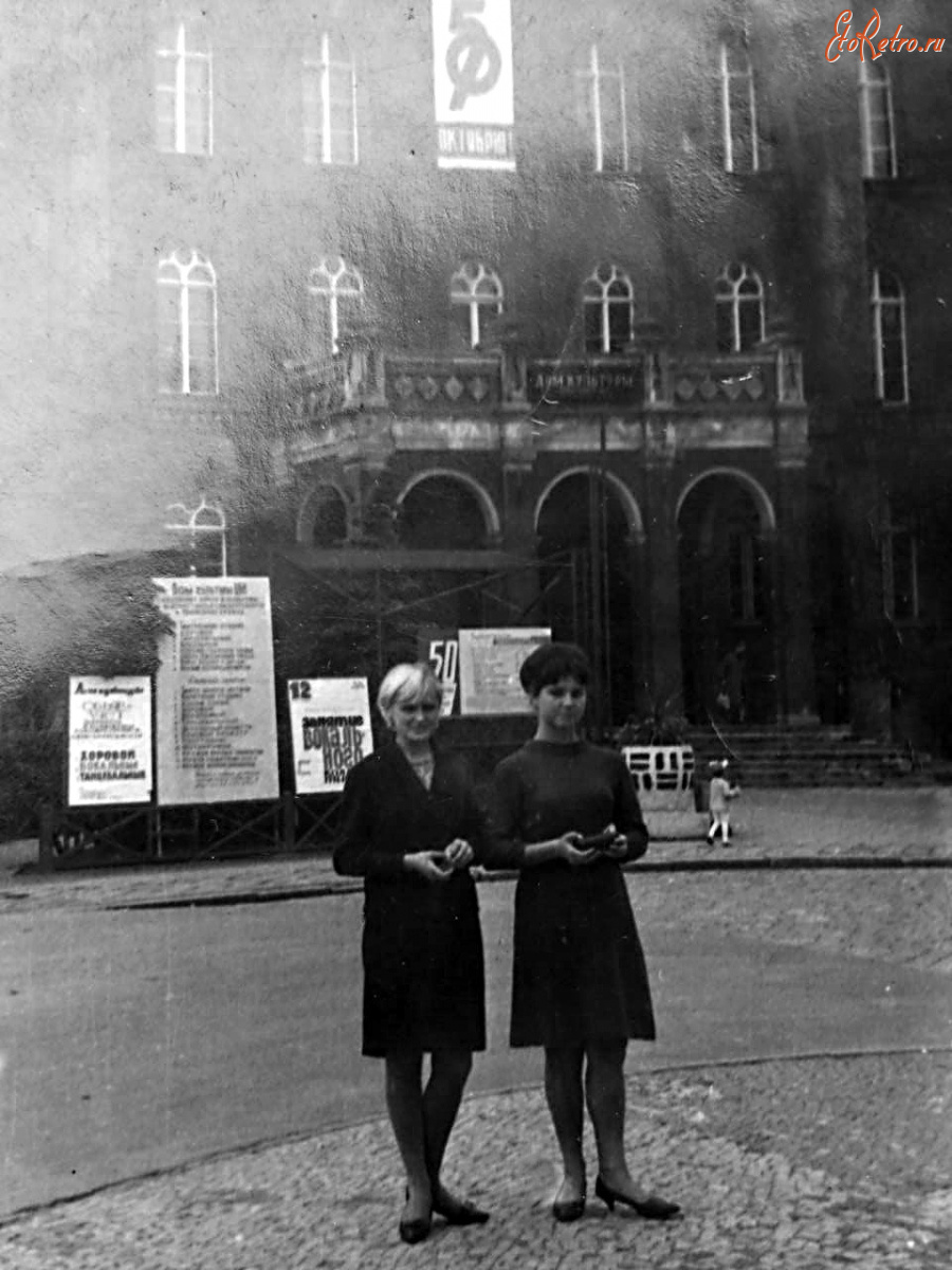 Советск - Улица Победы. У здания культпросветучилища.