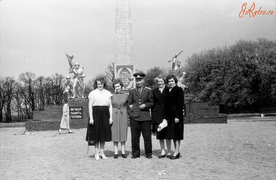 Черняховск - Черняховск. У памятника Павшим воинам 1941-1945 годах.