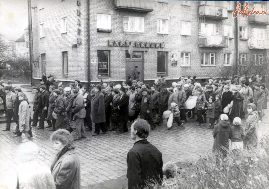 Черняховск - Черняховск. Калининградская улица. Праздничная демонстрация.