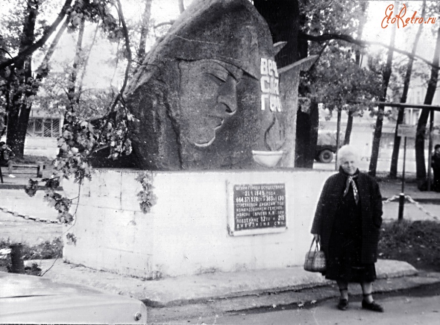 Гусев - Гусев. У памятного камня в честь войск, штурмовавших город Гумбиннен в 1944-1945 годах.