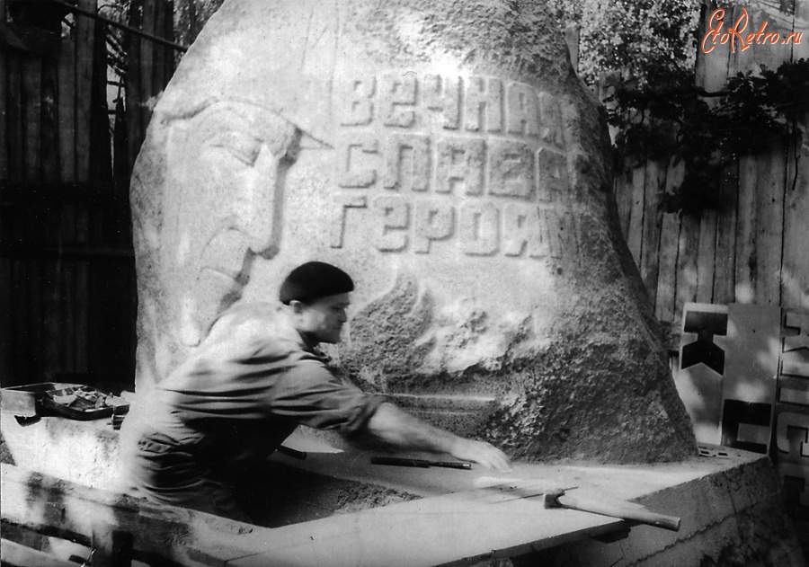 Гусев - Гусев. Привокзальная площадь. Тищенко Николай Петрович за работой над Памятным камнем.