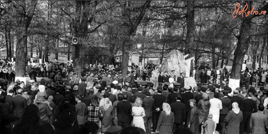 Гусев - Гусев. Митинг на открытии Памятного камня в честь войск, штурмовавших город Гумбиннен в 1944-1945 годах.