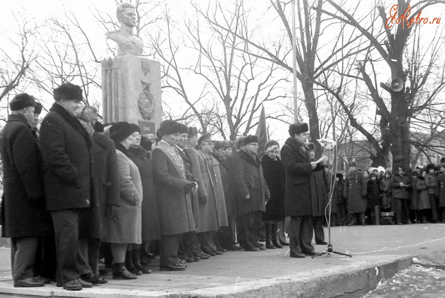 Гусев - Гусев. Чествование ветеранов ВОВ у памятника С. И. Гусеву.