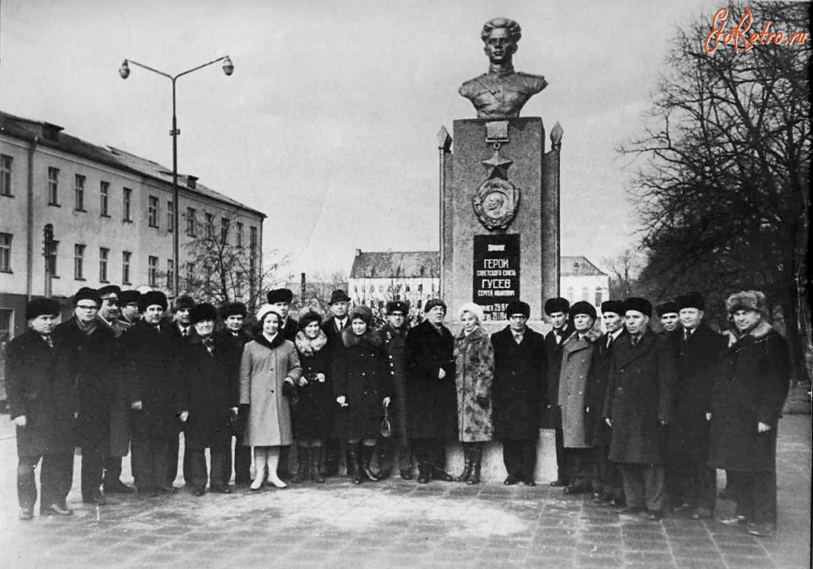 Гусев - Гусев. У памятника Герою Советского Союза С. И. Гусеву.