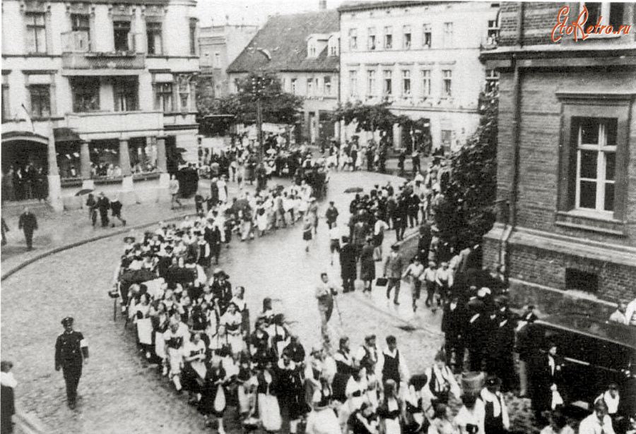 Гусев - Gumbinnen. Festumzug dem Friedrich-Wilhelm-Platz hinter der Alten Regierung.