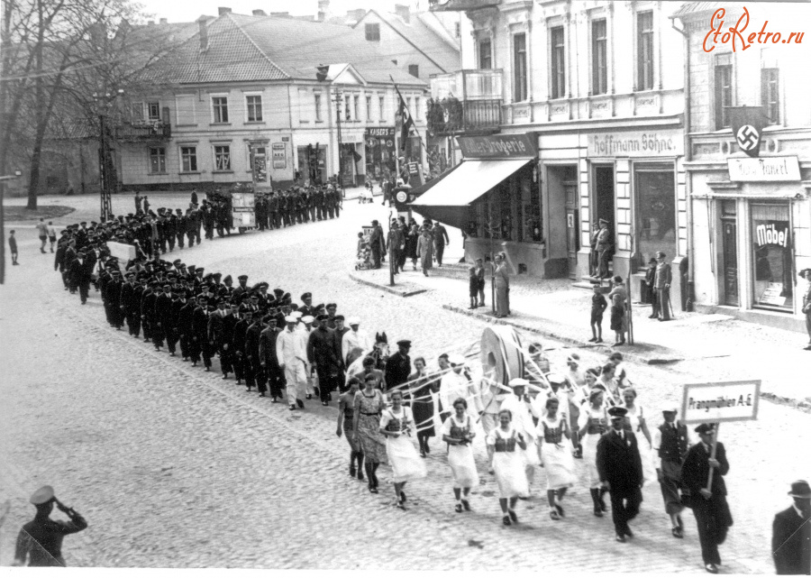 Гусев - Gumbinnen. Wilhelmstrasse. Belegschaftsgruppen im Mai-Umzug.