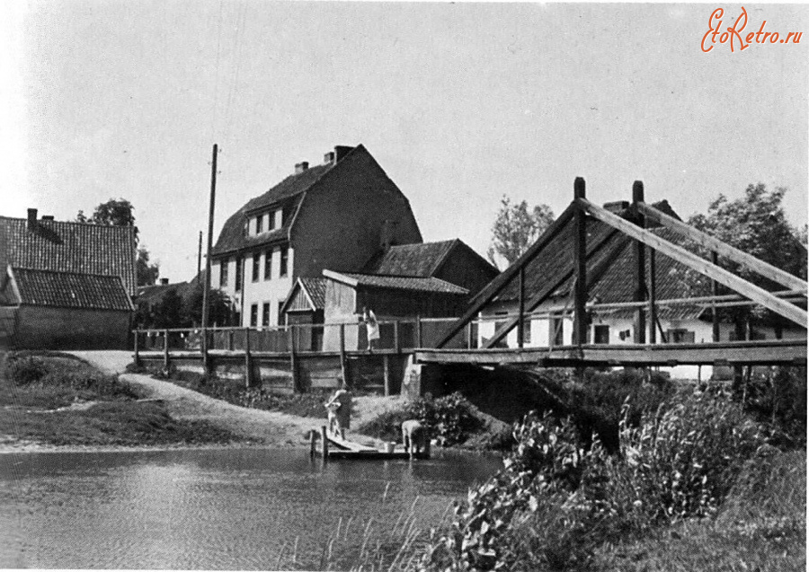 Гусев - Gumbinnen. Die Fussgaengerbruecke ueber die Rominte. Blick zur Norutschatscher Strasse.